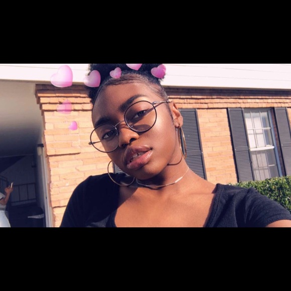 Meet your Posher, Aundranae - Picture 1 of 1